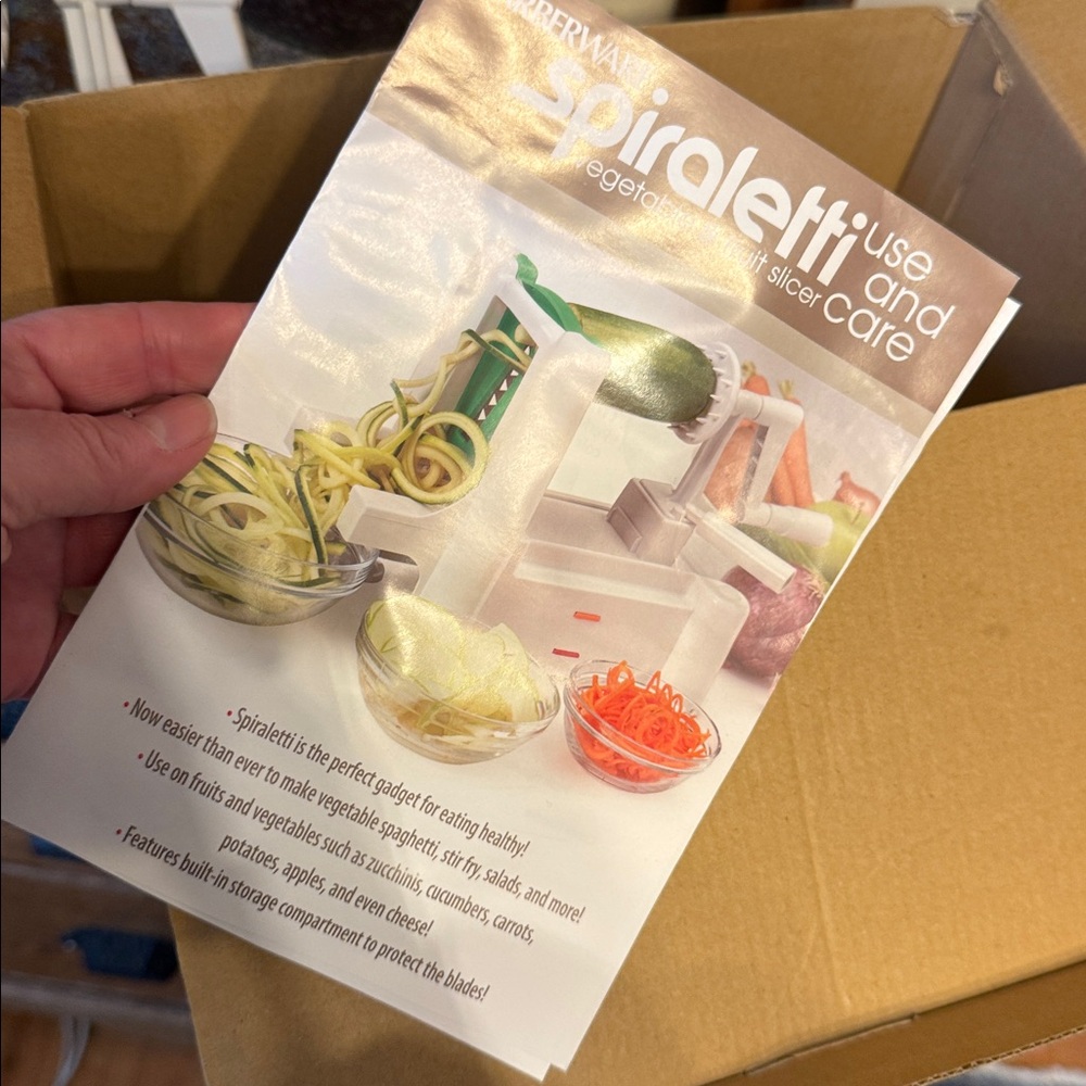Farberware Spiraletti Fruit & Vegetable Slicer with box & directions, 3 blades - Picture 12 of 14